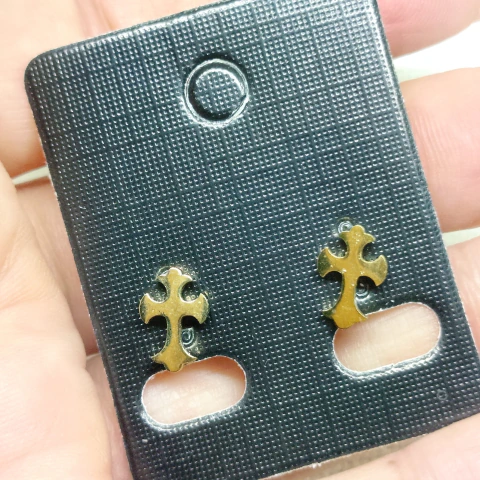 Aros con diseño de cruz gótica acero dorado