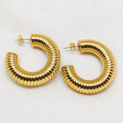Aros tipo argolla con textura acanalada dorado