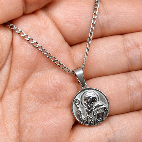 San Benito con cadena de acero quirúrgico