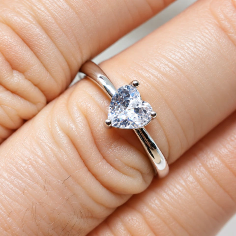 Anillo extensible corazón engarzado