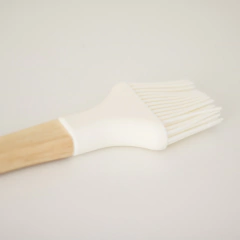 Pincel de silicona con mango de madera