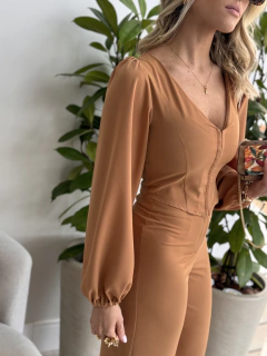Blusa Emily Caramelo - comprar online