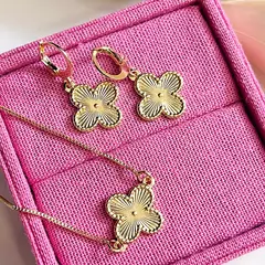 Colar Trevo com Riscos Semijoia Ouro 18K - comprar online