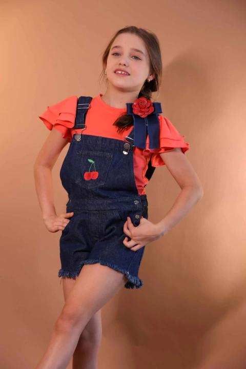 Jardineira Bordado Cereja Jeans