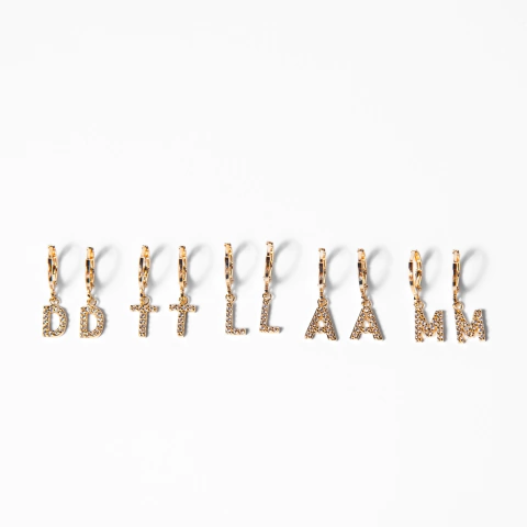 Brinco Argola Letra Cravejada Banho de Ouro 18k