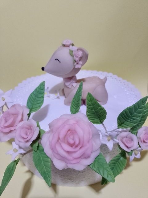 Cierva con rosas