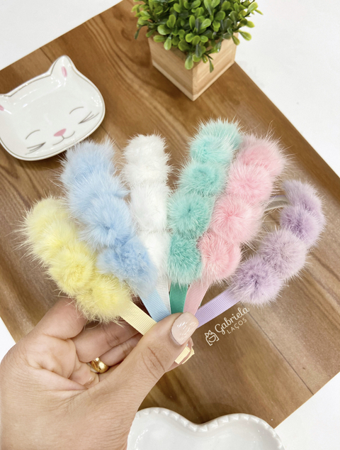 TIARA POMPOM PELÚCIA