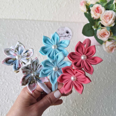 Vincha con 2 flores + perlas x 6 un. - comprar online