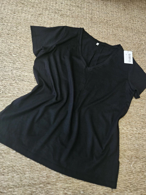 Remera básica V - comprar online