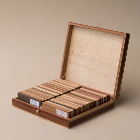 Caixa em Marchetaria com Amostras de Madeira