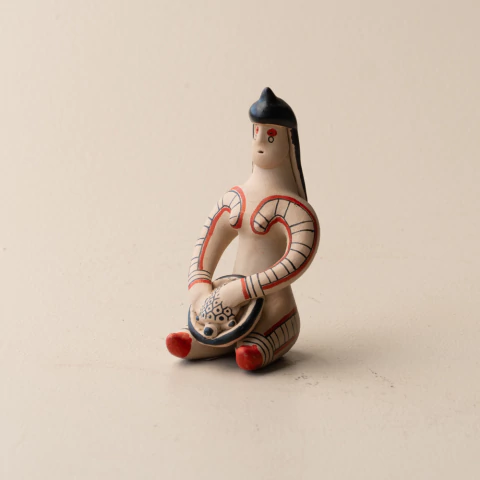 Boneca Indígena em Cerâmica - Etnia Karajá