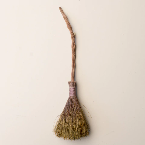 Vassourinha Bruxinha em Fibra Natural