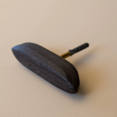 Pendurador de Banana em Madeira Queimada