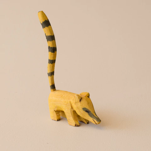 Bicho Miniatura Indígena Quati em Madeira - Etnia Terena