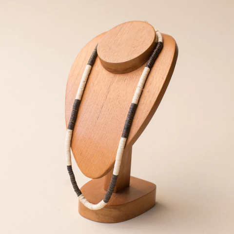 Colar em Semente de Tucum e Casco de Caramujo