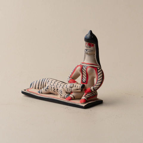 Boneca Indígena em Cerâmica com Jacaré - Etnia Karajá