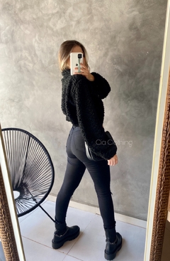 Skinny Jeans Preta (com rasgo) - Cia Clothing