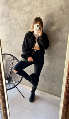 Skinny Jeans Preta (com rasgo) na internet