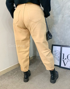 Calça slouchy bege na internet