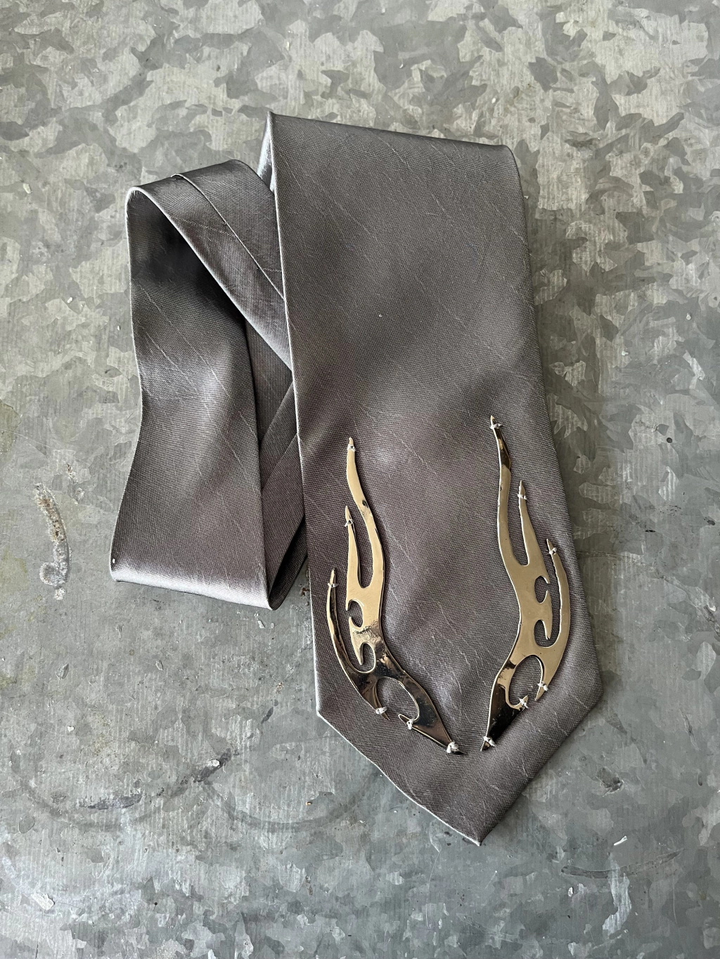 Corbata gris metalica