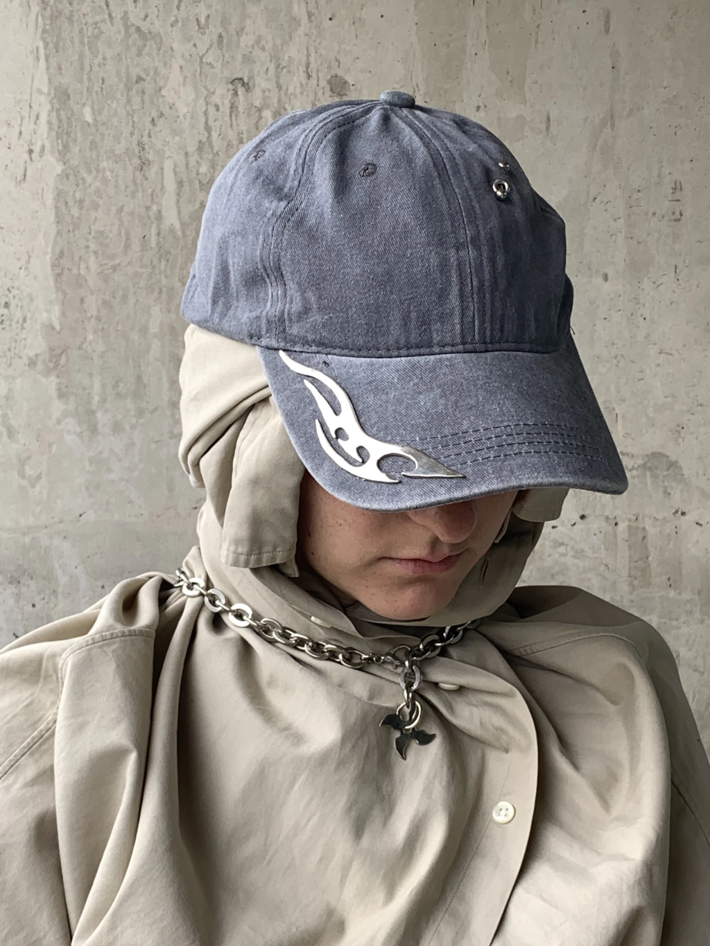 gorra gris