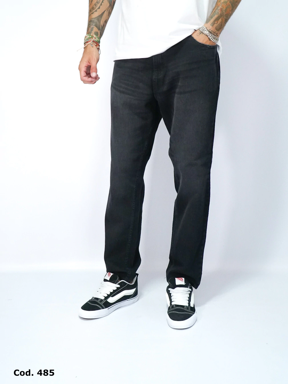 JEANS MOM NEGRO CON BIGOTES