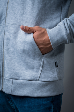 CAMPERA BASICA CAPUCHA en internet