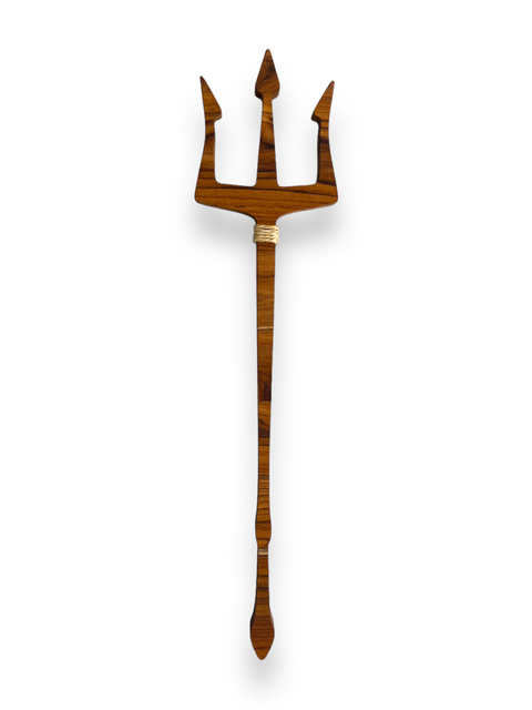 Tridente de madeira Exu com 57cm de altura, utilizado em práticas religiosas e decoração de ambientes relacionados à Umbanda e Candomblé.