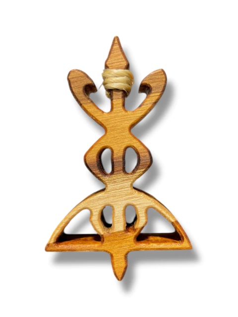 Imã decorativo de madeira representando Oxumaré, com acabamento artesanal e tamanho de 10cm.