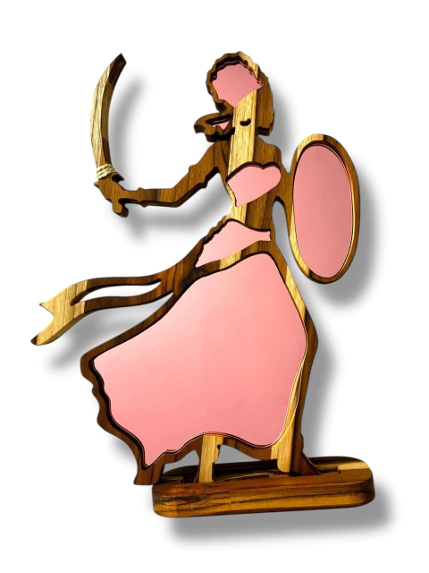 Escultura de madeira espelhada representando Obá, orixá feminina, com detalhes em espelho rosa e base de madeira, 45cm de altura.