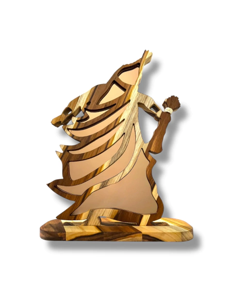 Escultura de Omolu espelhado em madeira com base, 45cm de altura, representando o orixá com detalhes em espelho e acabamento artesanal.