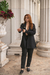 Blazer feminino preto alongado com transparência na manga