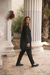 Blazer feminino preto alongado com transparência na manga