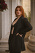 Blazer feminino preto alongado com transparência na manga