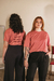 Camiseta rosa unissex estampada nas costas