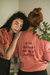 Camiseta rosa unissex estampada nas costas