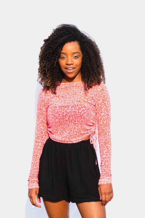 cropped manga comprida animal print rosa com puxadores laterais