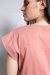 Camiseta muscle tee rosa com detalhe nos ombros