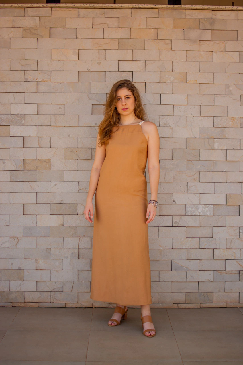 Vestido caramelo com alça em corda