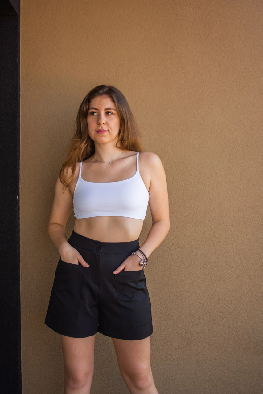 Shorts alfaiataria cintura alta bolso quadrado externo