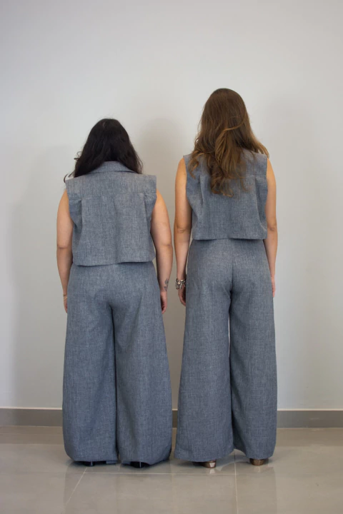 Calça pantalona cinza escuro pregas na internet