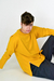 Blusa de moletinho mostarda com zíper lateral aparente e ombro deslocado