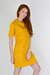 Vestido curto mostarda com manga raglan e costura central 