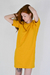 Vestido curto mostarda com manga raglan e costura central 