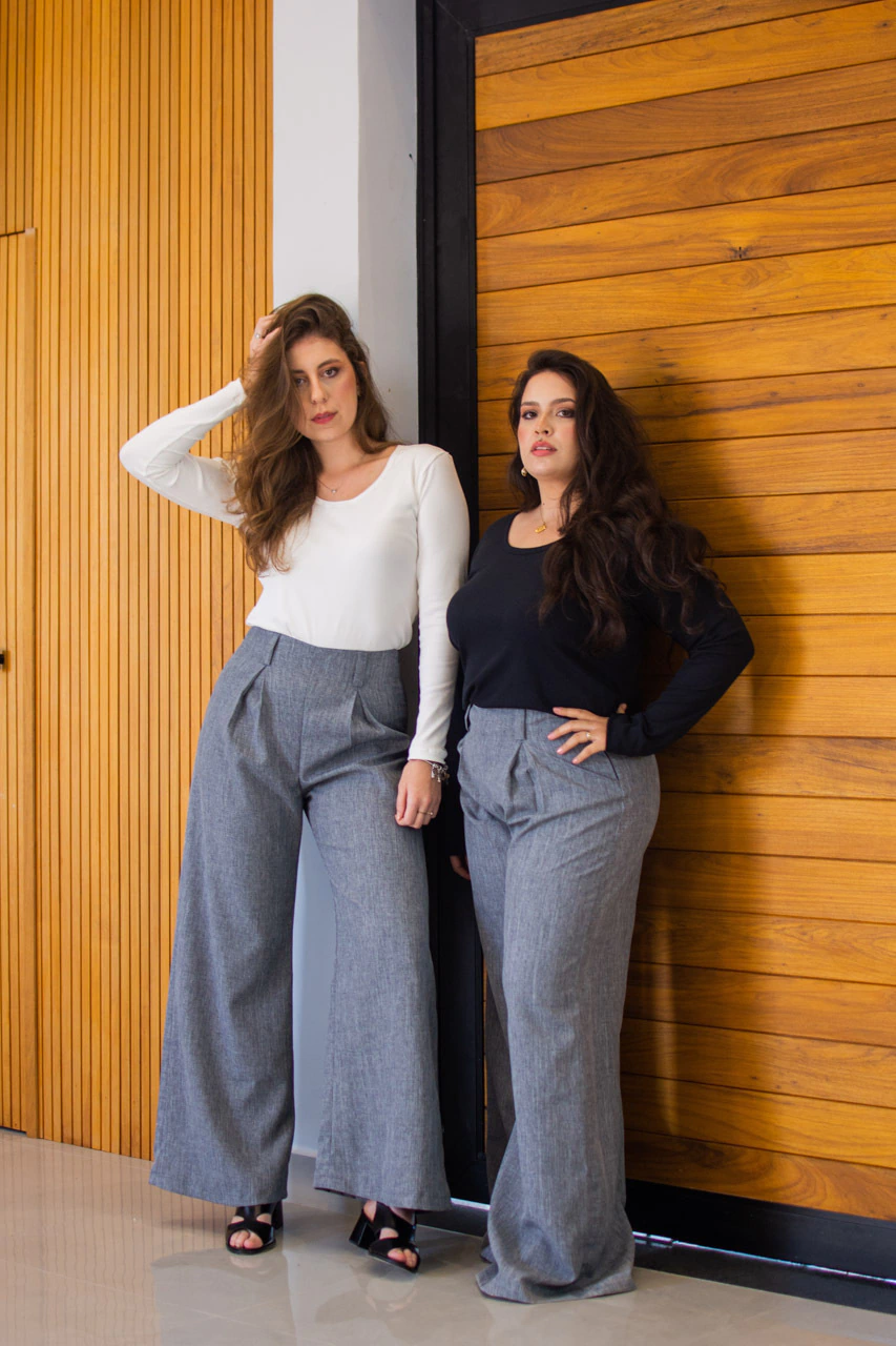 Calça pantalona cinza escuro pregas