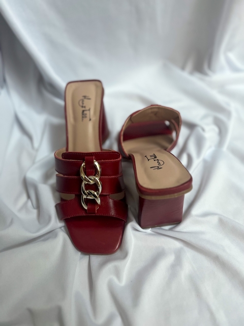 tamanco feminino na cor vermelho escuro com elos e salto bloco
