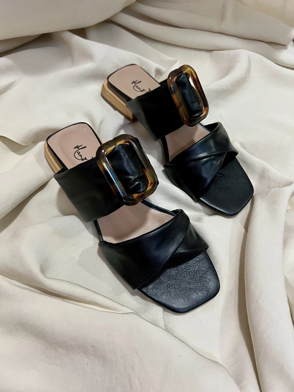 Rasteira preta fivela mesclada