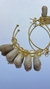 Brinco argola com madre pérola dourado