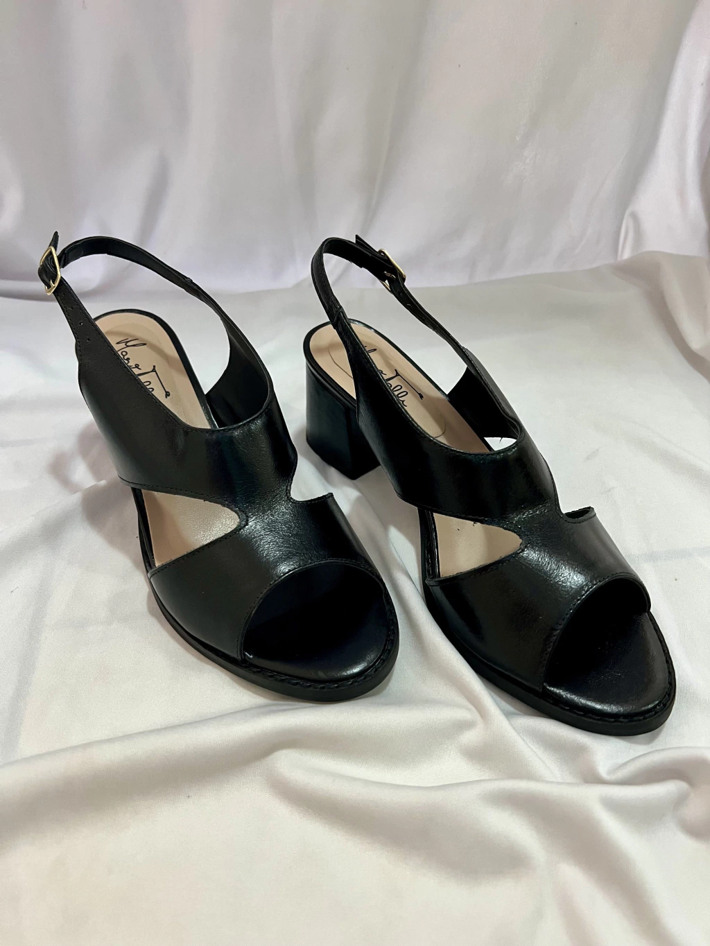 Sandália preta recortes