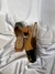 Scarpin slingback com bico preto e laterais caramelo claro. Salto externo de madeira com altura de 5cm